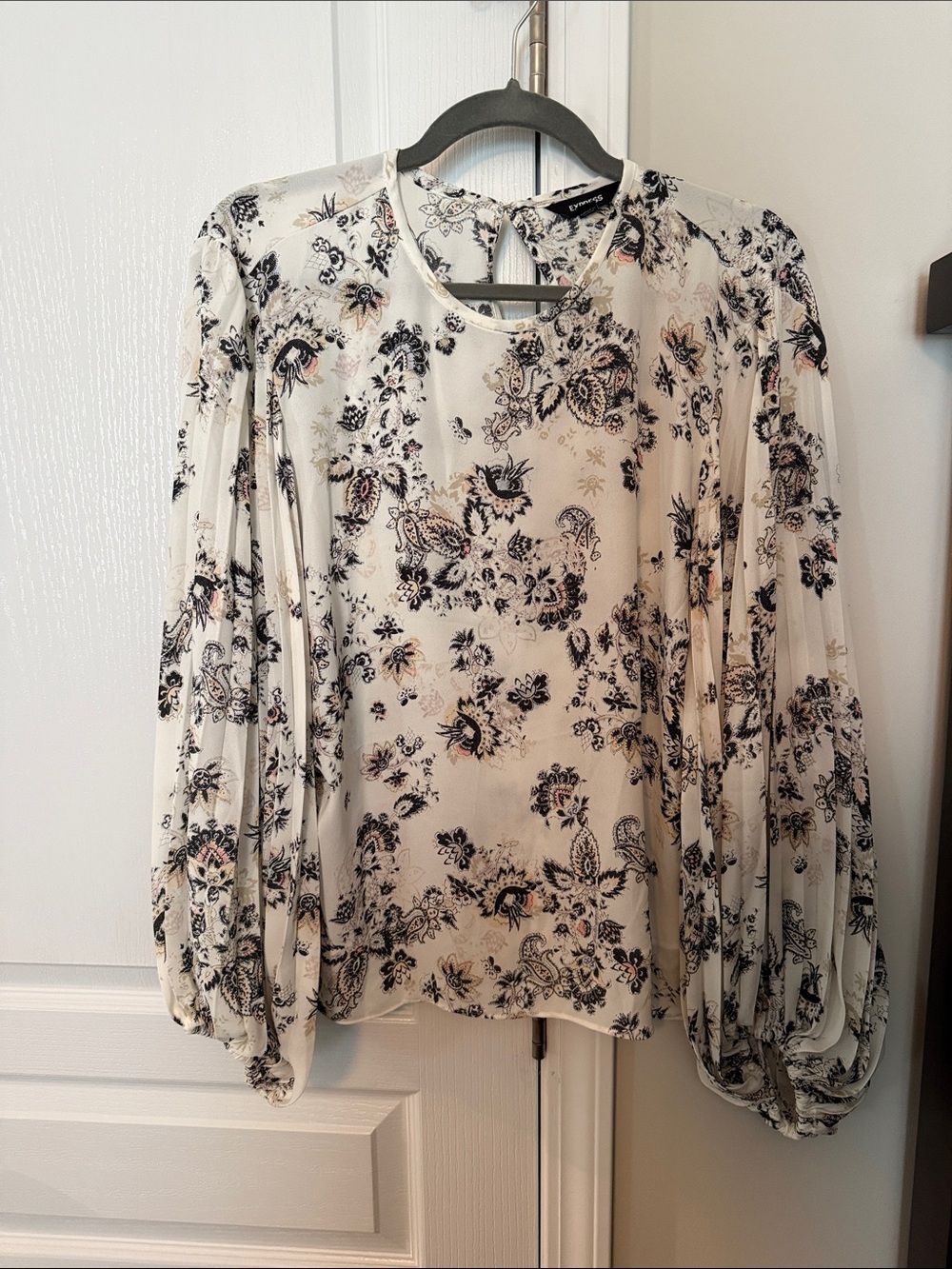 Express White Flowy Women’s blouse with balloon sleeves and black floral print